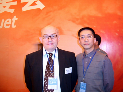 陈喻伟律师2006年在第五届中国律师论坛上和国外律师协会会长交流 （1）