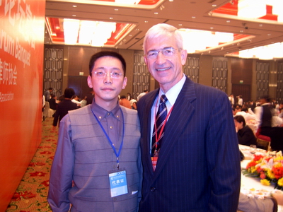 陈喻伟律师2006年在第五届中国律师论坛上和国外律师协会会长交流（2）