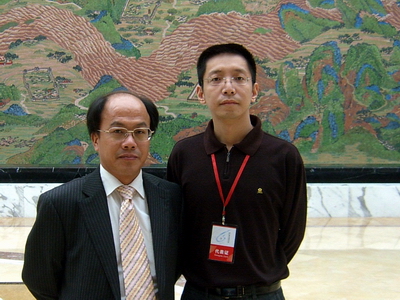 陈喻伟律师2006年在第六届律师论坛上和中青少年犯罪研究会秘书长（原《中国律师》杂志主编）刘桂明合影