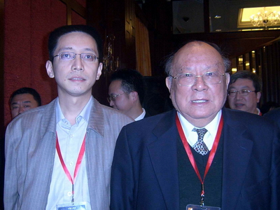 陈喻伟律师2007年在第一届律师精英论坛上和中国政法大学终身教授（原全国人大法工委主任）江平合影